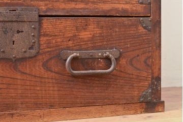 和製アンティーク　前面ケヤキ材　和の趣溢れる佇まいが目を引く框組みの時代箪笥(引き出し、チェスト、和たんす)(R-053297)