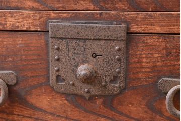 和製アンティーク　前面ケヤキ材　和の趣溢れる佇まいが目を引く框組みの時代箪笥(引き出し、チェスト、和たんす)(R-053297)
