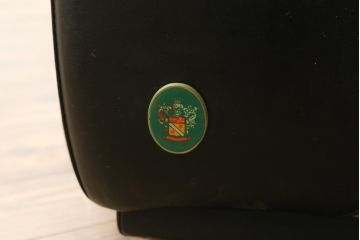 中古　GUCCI(グッチ)　本革　バラのデザインがエレガントな雰囲気を高める2人掛けレザーソファ(フォルミタリア製、二人掛け、2P)(定価約140万円)(R-053299)