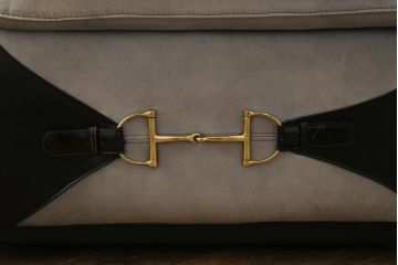 中古　GUCCI(グッチ)　本革　バラのデザインがエレガントな雰囲気を高める2人掛けレザーソファ(フォルミタリア製、二人掛け、2P)(定価約140万円)(R-053299)