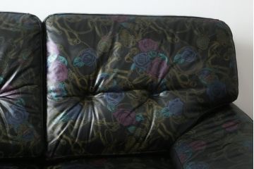 中古　GUCCI(グッチ)　本革　バラのデザインがエレガントな雰囲気を高める2人掛けレザーソファ(フォルミタリア製、二人掛け、2P)(定価約140万円)(R-053299)