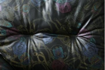 中古　GUCCI(グッチ)　本革　バラのデザインがエレガントな雰囲気を高める2人掛けレザーソファ(フォルミタリア製、二人掛け、2P)(定価約140万円)(R-053299)