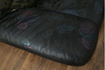 中古　GUCCI(グッチ)　本革　バラのデザインがエレガントな雰囲気を高める2人掛けレザーソファ(フォルミタリア製、二人掛け、2P)(定価約140万円)(R-053299)