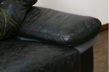 中古　GUCCI(グッチ)　本革　バラのデザインがエレガントな雰囲気を高める2人掛けレザーソファ(フォルミタリア製、二人掛け、2P)(定価約140万円)(R-053299)