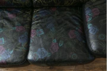 中古　GUCCI(グッチ)　本革　バラのデザインがエレガントな雰囲気を高める2人掛けレザーソファ(フォルミタリア製、二人掛け、2P)(定価約140万円)(R-053299)