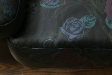 中古　GUCCI(グッチ)　本革　バラのデザインがエレガントな雰囲気を高める2人掛けレザーソファ(フォルミタリア製、二人掛け、2P)(定価約140万円)(R-053299)