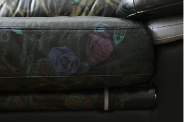 中古　GUCCI(グッチ)　本革　バラのデザインがエレガントな雰囲気を高める2人掛けレザーソファ(フォルミタリア製、二人掛け、2P)(定価約140万円)(R-053299)