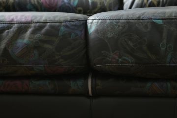 中古　GUCCI(グッチ)　本革　バラのデザインがエレガントな雰囲気を高める2人掛けレザーソファ(フォルミタリア製、二人掛け、2P)(定価約140万円)(R-053299)