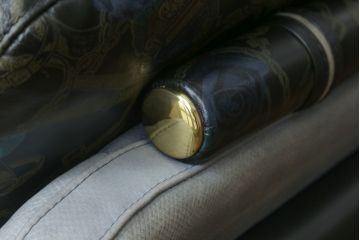 中古　GUCCI(グッチ)　本革　バラのデザインがエレガントな雰囲気を高める2人掛けレザーソファ(フォルミタリア製、二人掛け、2P)(定価約140万円)(R-053299)
