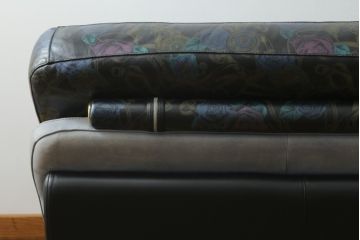 中古　GUCCI(グッチ)　本革　バラのデザインがエレガントな雰囲気を高める2人掛けレザーソファ(フォルミタリア製、二人掛け、2P)(定価約140万円)(R-053299)