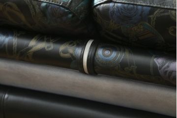 中古　GUCCI(グッチ)　本革　バラのデザインがエレガントな雰囲気を高める2人掛けレザーソファ(フォルミタリア製、二人掛け、2P)(定価約140万円)(R-053299)