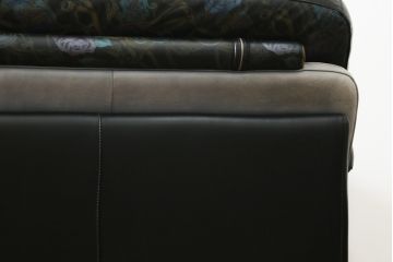 中古　GUCCI(グッチ)　本革　バラのデザインがエレガントな雰囲気を高める2人掛けレザーソファ(フォルミタリア製、二人掛け、2P)(定価約140万円)(R-053299)