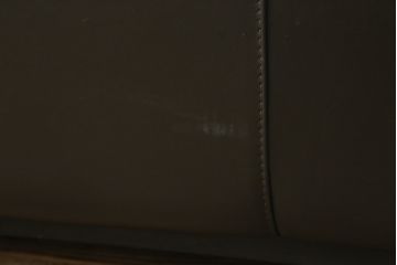 中古　GUCCI(グッチ)　本革　バラのデザインがエレガントな雰囲気を高める2人掛けレザーソファ(フォルミタリア製、二人掛け、2P)(定価約140万円)(R-053299)
