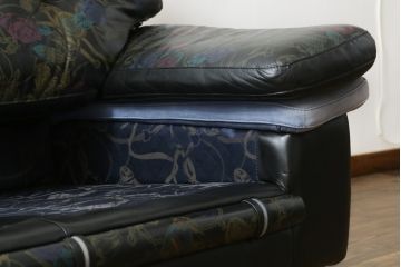 中古　GUCCI(グッチ)　本革　バラのデザインがエレガントな雰囲気を高める2人掛けレザーソファ(フォルミタリア製、二人掛け、2P)(定価約140万円)(R-053299)