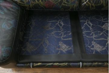 中古　GUCCI(グッチ)　本革　バラのデザインがエレガントな雰囲気を高める2人掛けレザーソファ(フォルミタリア製、二人掛け、2P)(定価約140万円)(R-053299)