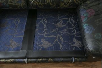 中古　GUCCI(グッチ)　本革　バラのデザインがエレガントな雰囲気を高める2人掛けレザーソファ(フォルミタリア製、二人掛け、2P)(定価約140万円)(R-053299)