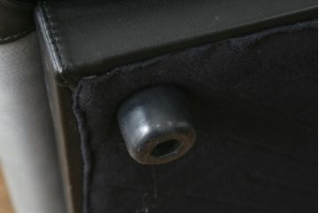 中古　GUCCI(グッチ)　本革　バラのデザインがエレガントな雰囲気を高める2人掛けレザーソファ(フォルミタリア製、二人掛け、2P)(定価約140万円)(R-053299)
