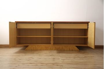中古　美品　イタリア　giorgio collection(ジョルジオコレクション)　高級感のある佇まいのサイドボード(キャビネット、収納棚、戸棚)(定価約190万円)(R-053306)