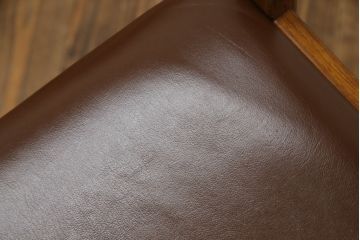 ジャパンビンテージ　チーク材　合皮　温かい雰囲気と高級感を兼ね備えたアームチェア4脚セット(イス、椅子、ヴィンテージ)(R-053308)