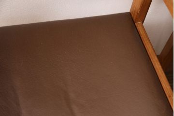 ジャパンビンテージ　チーク材　合皮　温かい雰囲気と高級感を兼ね備えたアームチェア2脚セット(イス、椅子、ヴィンテージ、バラ売り可能)(R-053309)