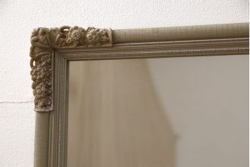 中古　イタリア輸入家具　四隅に施された花の意匠がかわいらしいアンティーク風ウォールミラー(壁掛け鏡、姿見)(R-053313)