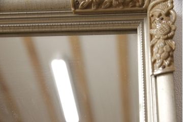 中古　イタリア輸入家具　四隅に施された花の意匠がかわいらしいアンティーク風ウォールミラー(壁掛け鏡、姿見)(R-053313)