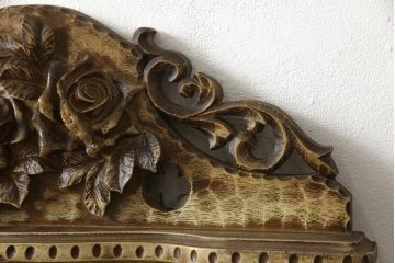 中古　海外輸入家具　立体的な花々が華やかさを演出する彫刻入りのウォールミラー(壁掛け鏡)(R-053316)