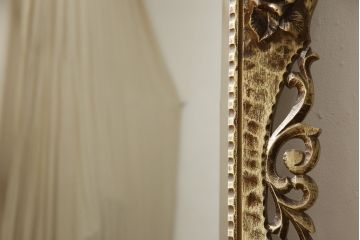 中古　海外輸入家具　立体的な花々が華やかさを演出する彫刻入りのウォールミラー(壁掛け鏡)(R-053316)