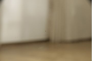 中古　海外輸入家具　立体的な花々が華やかさを演出する彫刻入りのウォールミラー(壁掛け鏡)(R-053316)