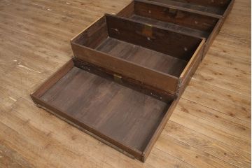 イギリスアンティーク　オーク材とマホガニー材　金具やモールディング装飾など凝ったデザインが高級感を高めるチェスト(引き出し、サイドボード)(R-053317)