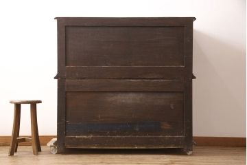 イギリスアンティーク　オーク材とマホガニー材　金具やモールディング装飾など凝ったデザインが高級感を高めるチェスト(引き出し、サイドボード)(R-053317)