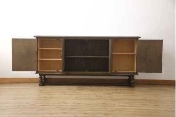 中古　永田良介商店　クラシカルな佇まいのサイドボード(収納棚、戸棚、キャビネット)(定価約90万円)(R-053318)