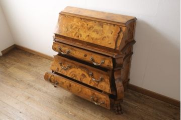 中古　美品　イタリア　最高級家具　インパクトのあるデザインが素晴らしい!象嵌入りのライティングビューロー(簿記机、引き出し、チェスト)(定価約140万円)(R-053321)
