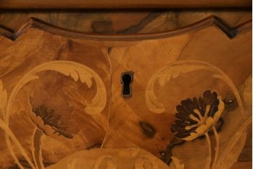 中古　美品　イタリア　最高級家具　インパクトのあるデザインが素晴らしい!象嵌入りのライティングビューロー(簿記机、引き出し、チェスト)(定価約140万円)(R-053321)
