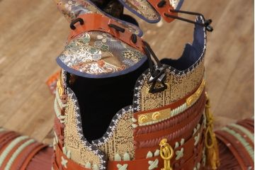 未使用　猛々しい雰囲気を醸し出す赤胴素掛等身鎧(甲冑、武具、家紋、丸に揚羽蝶)(R-053322)