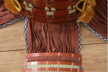 未使用　猛々しい雰囲気を醸し出す赤胴素掛等身鎧(甲冑、武具、家紋、丸に揚羽蝶)(R-053322)