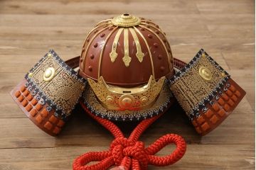 未使用　猛々しい雰囲気を醸し出す赤胴素掛等身鎧(甲冑、武具、家紋、丸に揚羽蝶)(R-053322)