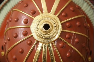 未使用　猛々しい雰囲気を醸し出す赤胴素掛等身鎧(甲冑、武具、家紋、丸に揚羽蝶)(R-053322)
