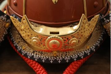 未使用　猛々しい雰囲気を醸し出す赤胴素掛等身鎧(甲冑、武具、家紋、丸に揚羽蝶)(R-053322)
