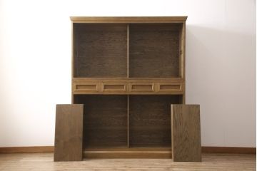 中古　超美品　国産家具　ナラ材　整然と並ぶ桟が凛とした印象を醸し出す水屋箪笥(食器棚、収納棚、戸棚)(定価約45万円)(R-053325)