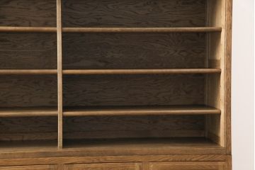 中古　超美品　国産家具　ナラ材　整然と並ぶ桟が凛とした印象を醸し出す水屋箪笥(食器棚、収納棚、戸棚)(定価約45万円)(R-053325)