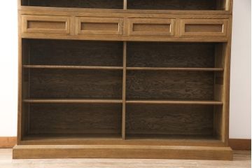 中古　超美品　国産家具　ナラ材　整然と並ぶ桟が凛とした印象を醸し出す水屋箪笥(食器棚、収納棚、戸棚)(定価約45万円)(R-053325)