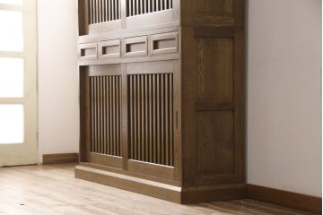 中古　超美品　国産家具　ナラ材　整然と並ぶ桟が凛とした印象を醸し出す水屋箪笥(食器棚、収納棚、戸棚)(定価約45万円)(R-053325)