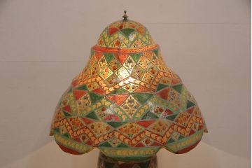 中古　海外輸入家具　民芸家具　パキスタン製　エスニックな色づかいが空間をお洒落に演出する特大のキャメルランプ(フロアスタンド、フロアライト、照明)(R-053326)