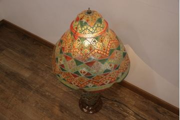 中古　海外輸入家具　民芸家具　パキスタン製　エスニックな色づかいが空間をお洒落に演出する特大のキャメルランプ(フロアスタンド、フロアライト、照明)(R-053326)