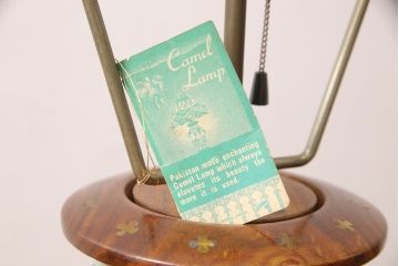 中古　海外輸入家具　民芸家具　パキスタン製　エスニックな色づかいが空間をお洒落に演出する特大のキャメルランプ(フロアスタンド、フロアライト、照明)(R-053326)