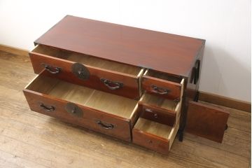 和製アンティーク　美品　鉄脚付き　前面ケヤキ材　艶やかで美しい漆塗りが高級感溢れる米沢箪笥ローボード(ローチェスト、和タンス、整理箪笥、引き出し)(R-053332)