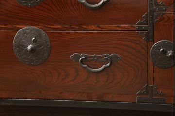 和製アンティーク　美品　鉄脚付き　前面ケヤキ材　艶やかで美しい漆塗りが高級感溢れる米沢箪笥ローボード(ローチェスト、和タンス、整理箪笥、引き出し)(R-053332)