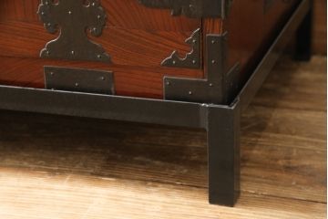 和製アンティーク　美品　鉄脚付き　前面ケヤキ材　艶やかで美しい漆塗りが高級感溢れる米沢箪笥ローボード(ローチェスト、和タンス、整理箪笥、引き出し)(R-053332)