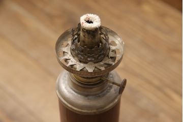 和製アンティーク　明治大正期　ケヤキ材の土台に竹の支柱がノスタルジックな雰囲気を醸し出すオイルランプ(卓上ランプ、灯油ランプ)(R-053334)